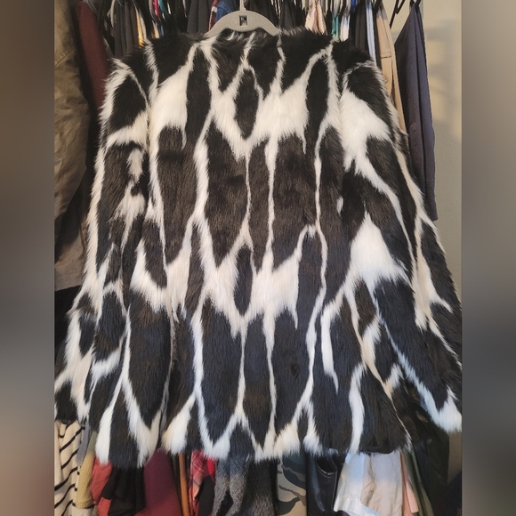 New Dorthy Perkins faux fur coat with side pockets. US 14 - Picture 2 of 4